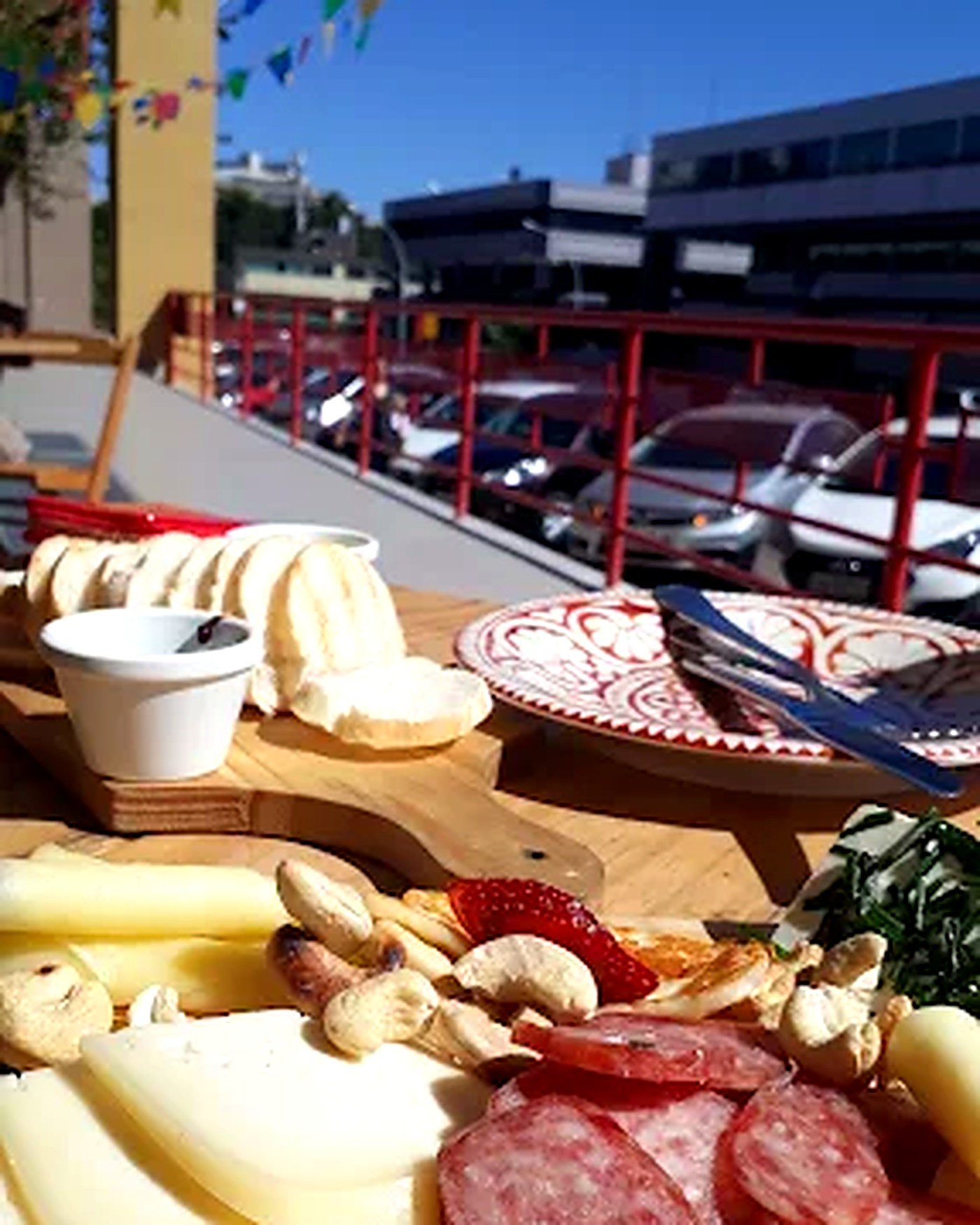 Tábua com salame, queijos, castanhas e frutas ao ar livre