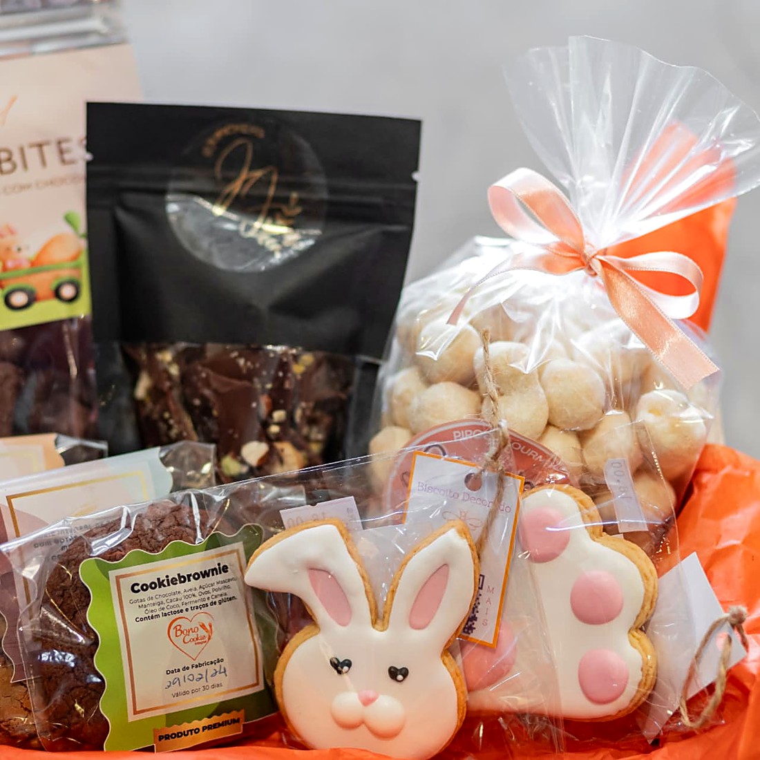 Cesta de doces com cookies, biscoitos decorados e brownies
