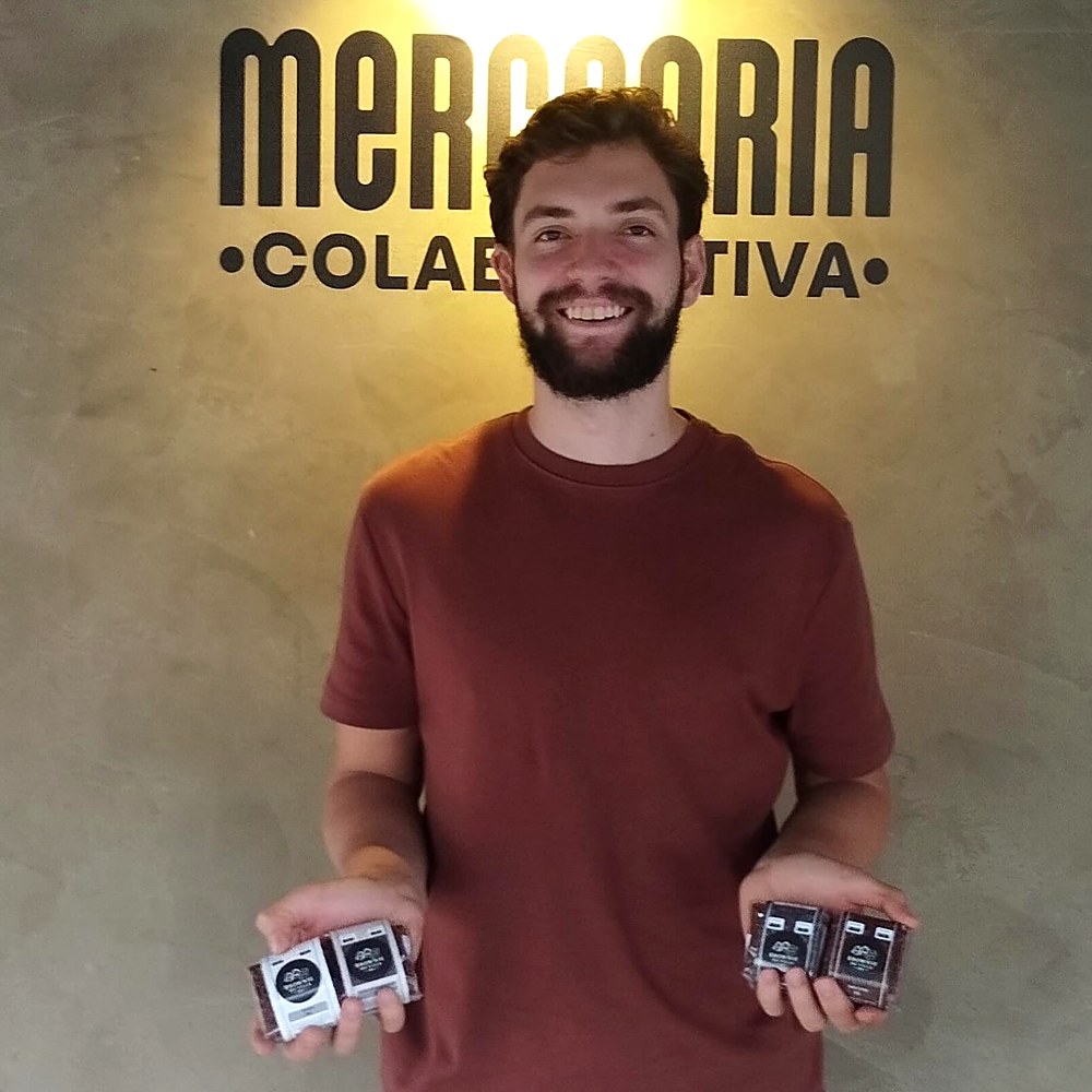 Produtor de brownies artesanais em frente ao letreiro da Mercearia