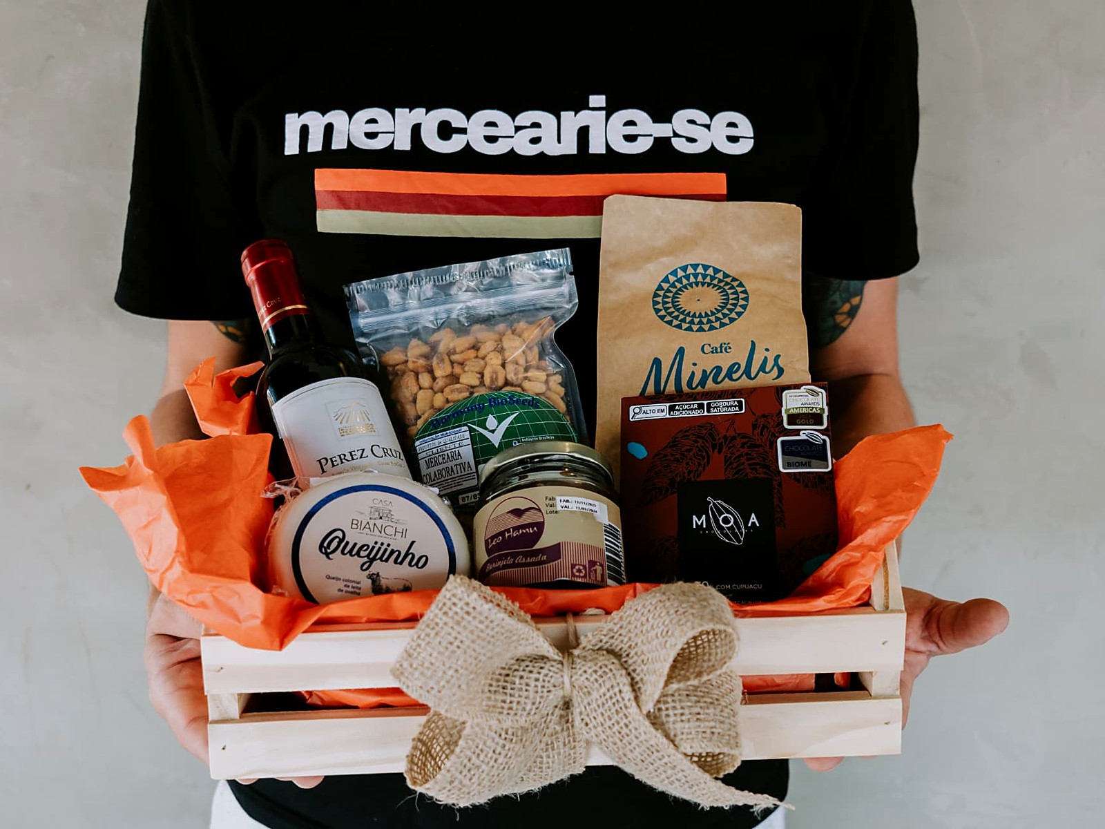 Caixa de presente com vinho, queijo colonial, café especial e chocolate
