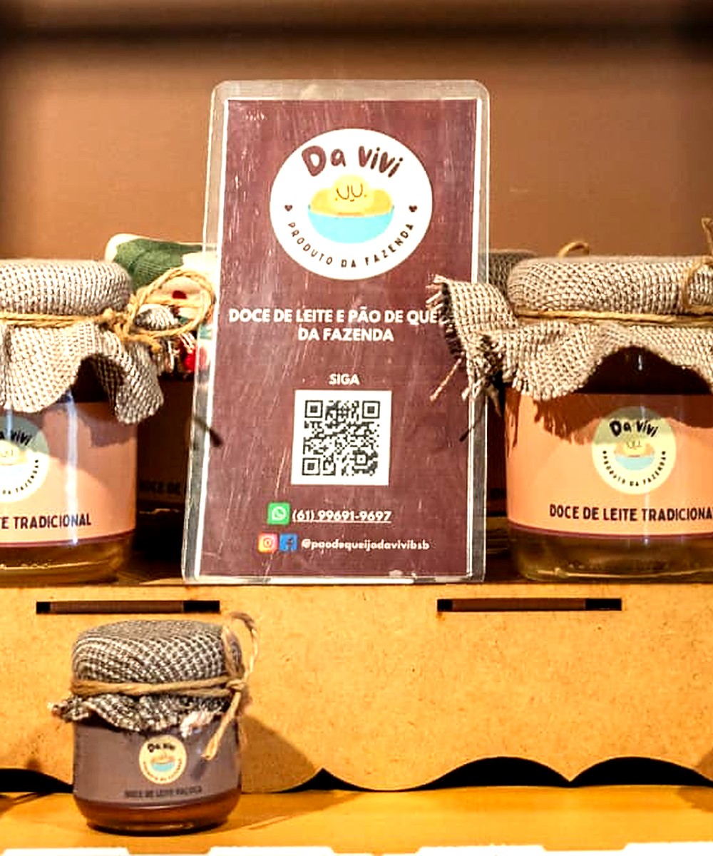 Potes de doce de leite artesanal Da Vivi expostos na prateleira