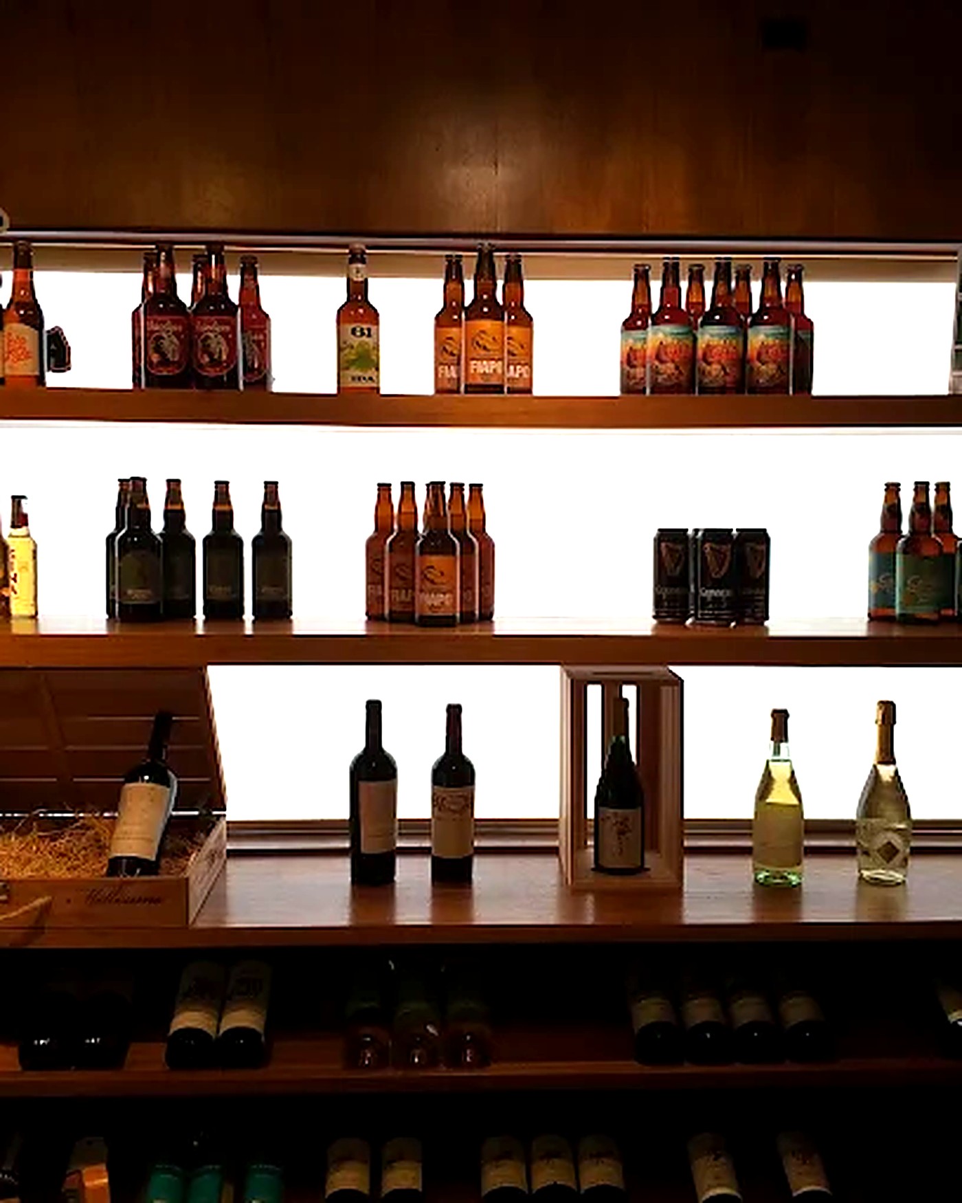 Prateleiras com cervejas artesanais, vinhos e destilados