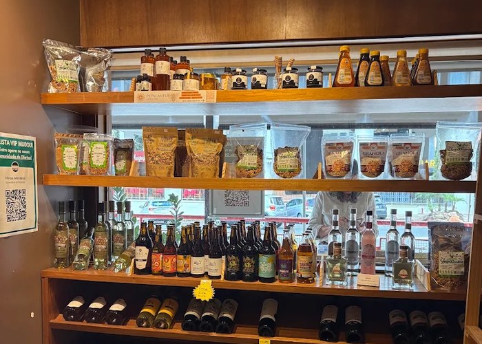 Prateleiras com azeites, granolas, cervejas e vinhos na unidade Asa Norte