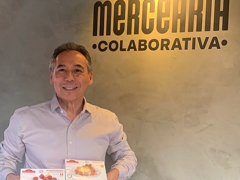 Produtor apresentando pratos prontos artesanais na loja