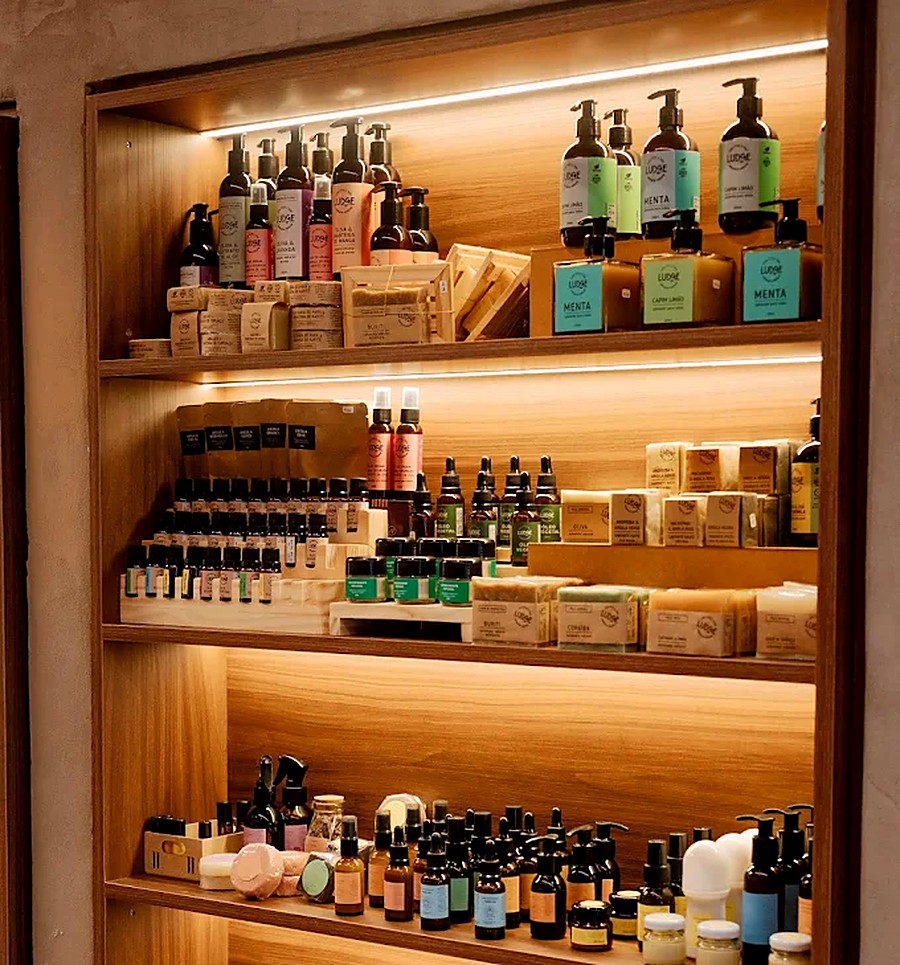 Prateleiras com cosméticos naturais, sabonetes e óleos essenciais na unidade Asa Sul