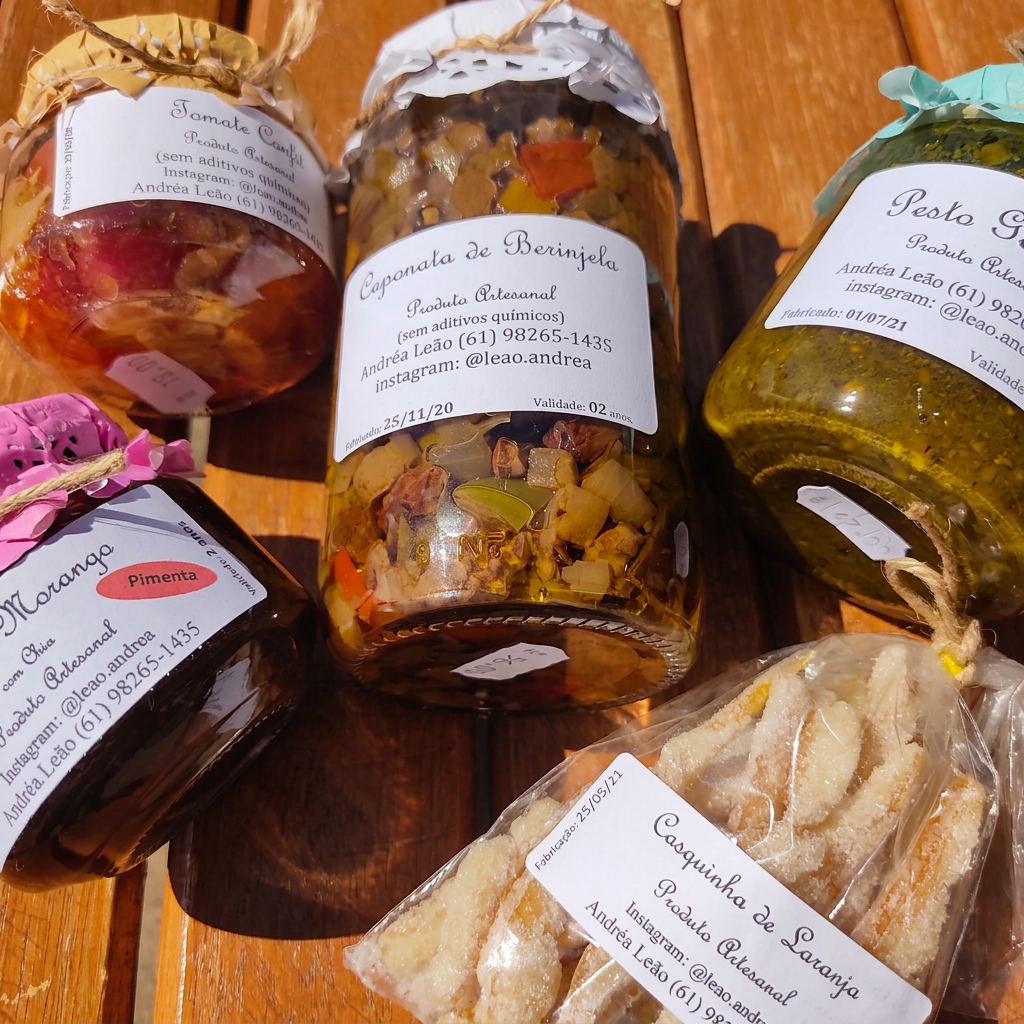 Potes artesanais de caponata, pesto, geleias e casquinha de laranja de produtora local