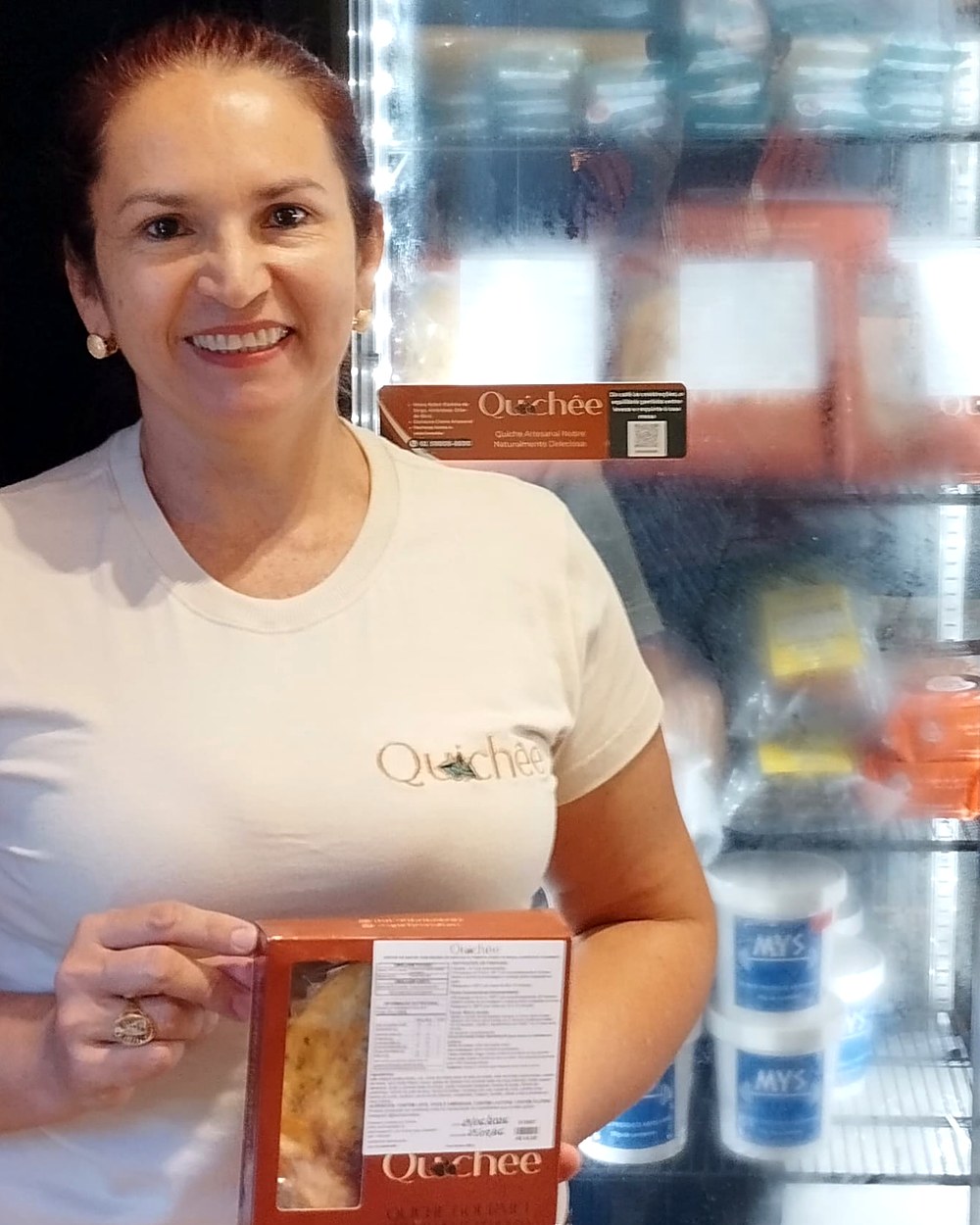 Produtora de quiches artesanais com a embalagem em mãos
